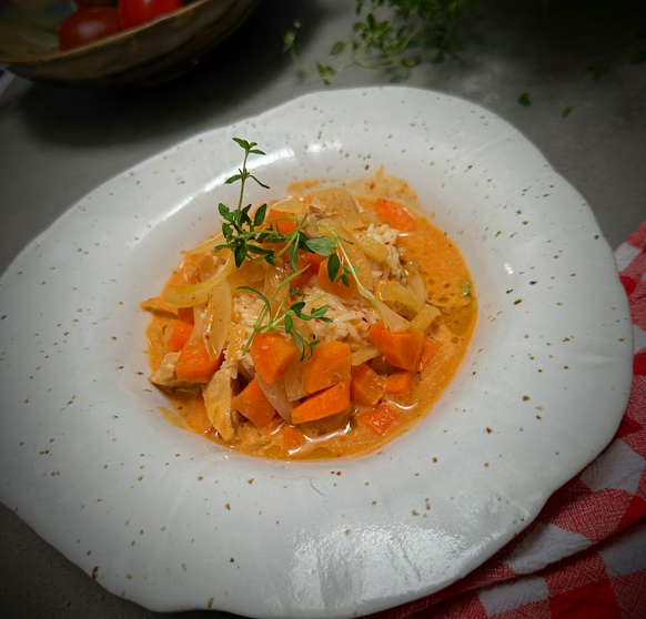 Paprika i kokosmælk med grønsager og kylling